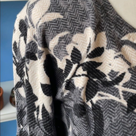 🌺Karen Scott floral, button, petite cardigan🌺 - Picture 3 of 6